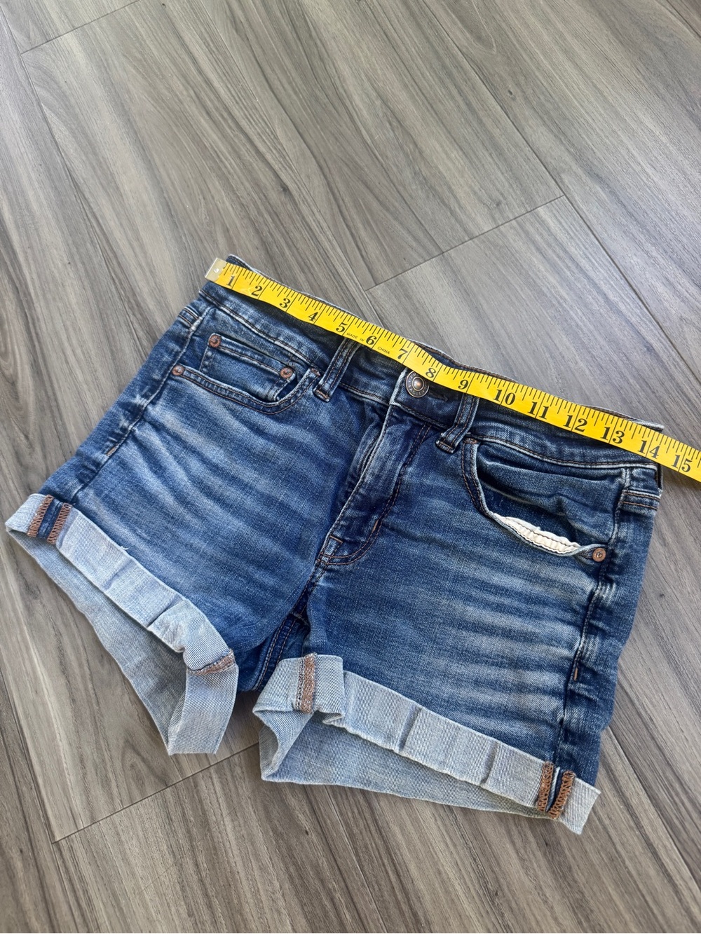 American Eagle Mid Rise Rolled Cuff Denim Jean Shorts Size 6 - Picture 4 of 4